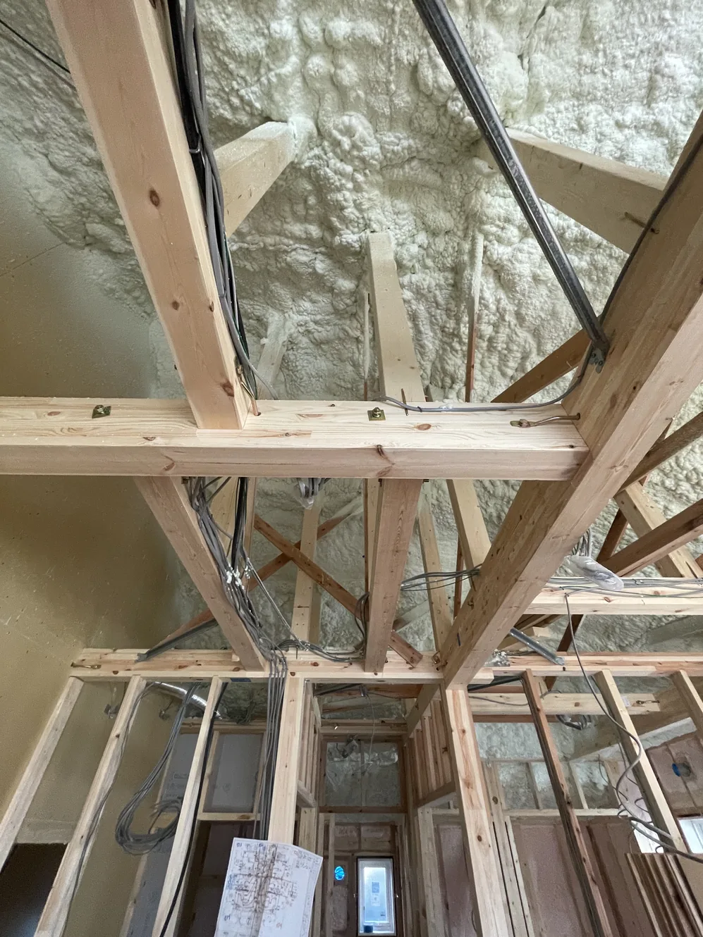 小屋裏の屋根面に吹き付けた断熱材