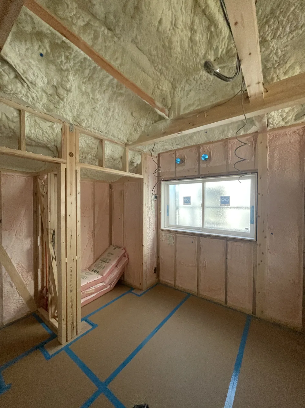 壁と屋根裏に吹き付け断熱を施工した室内