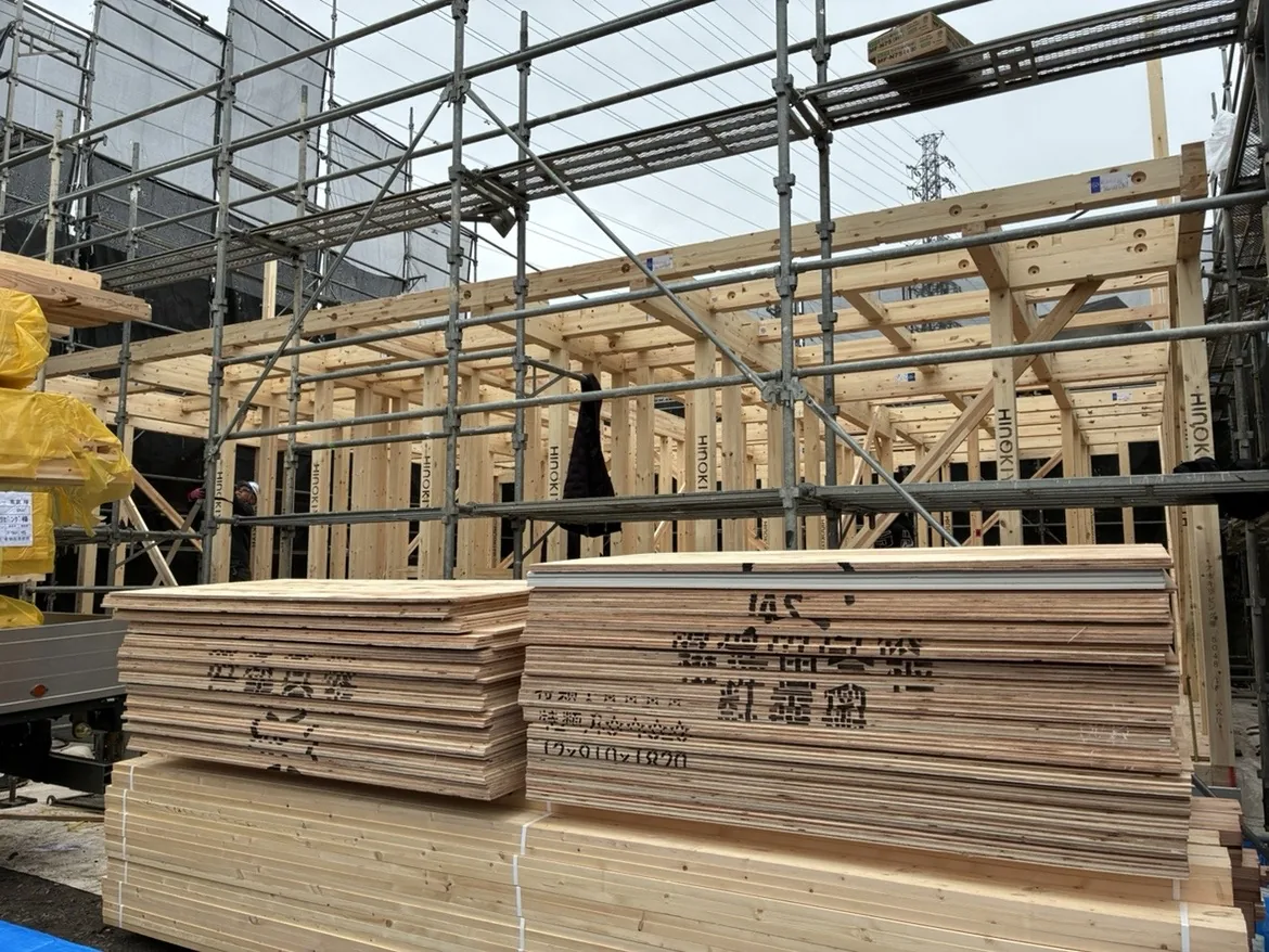 上棟：柱や梁を組み上げ、建物の形が見えてくる