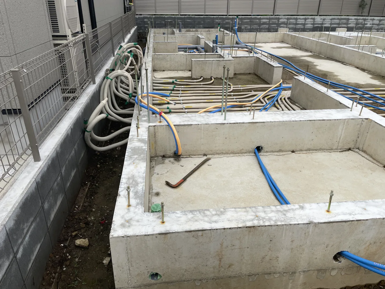 Water supply and drainage pipes laid inside the foundation