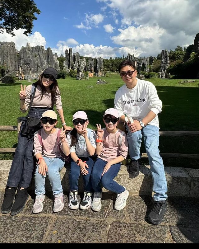 青木健一與家人攝於雲南石林