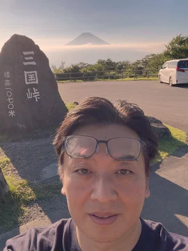 三国峠で富士山を背にした青木健一