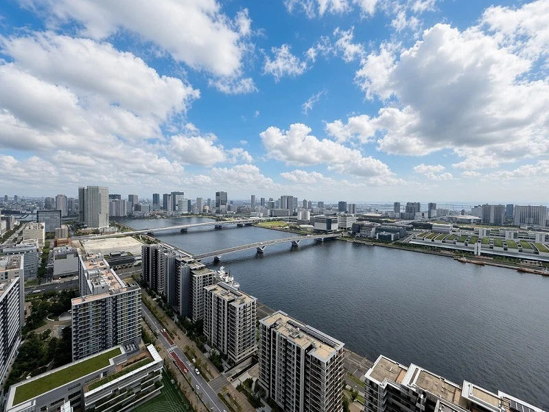 從 HARUMI FLAG PARK VILLAGE T 眺望運河與東京灣